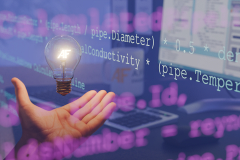 Hand hält leuchtende Glühbirne mit AF-Logo vor Bildschirm mit Programmcode – Symbol für Innovation, Forschung und Entwicklung mit COMOS bei A.Fasselt Engineering GmbH.